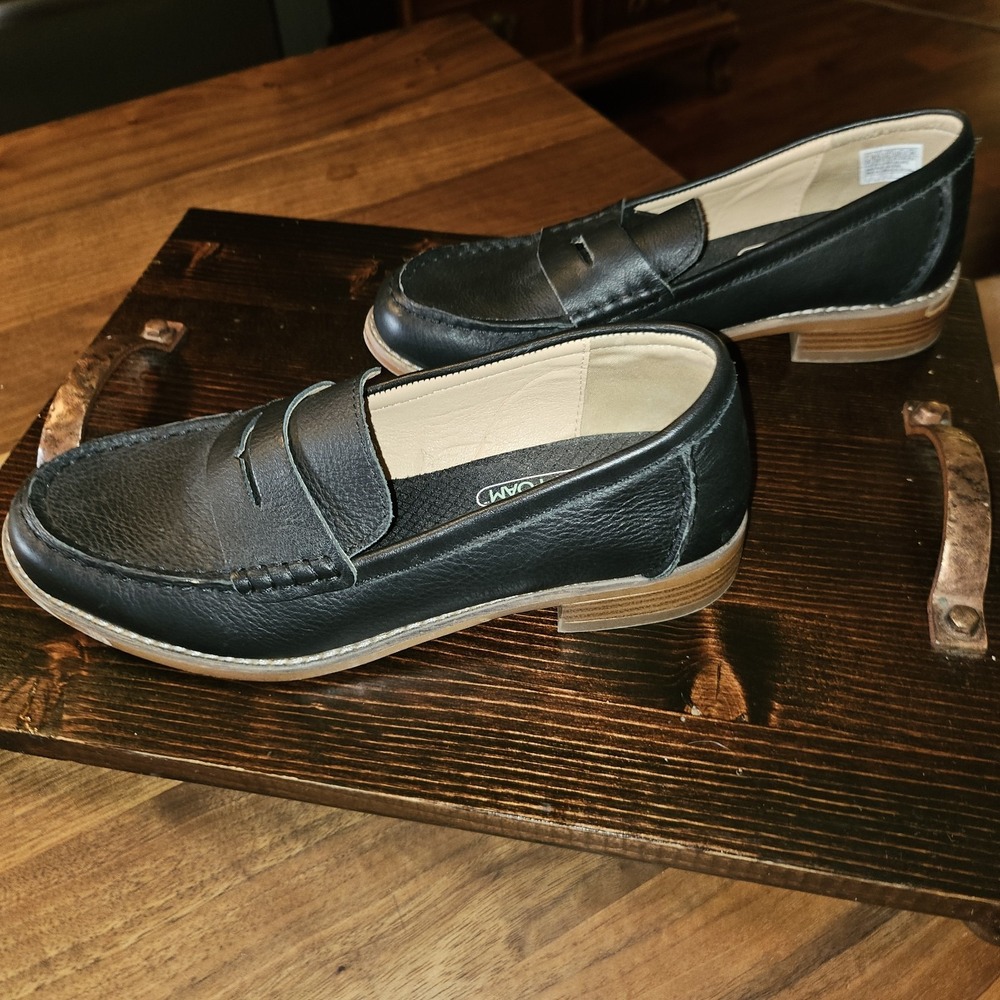 Skechers Black Pebbled Leather Loafers air cooled memory foam. Classic Casual
